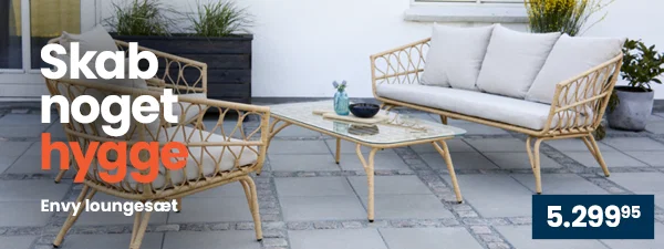 Envy loungesæt i naturfarvet flet med 1 sofa, 2 stole og 1 bord med glasplade