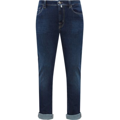 Super stretch 5-pocket jeans fremstillet i en let vasket metervare. Kontrastfarvet syninger, samt mulighed for egne initialer ved højre forlomme. Slim fit LEONARDO SLIM D488 23E 57 Jeans