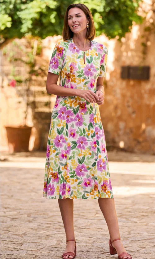 Pretty short-sleeved dress inspired by English country gardens