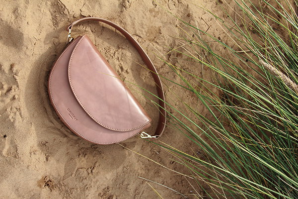 GINA Halbmond Handtasche aus Leder in dunklem Taupe mit Herz