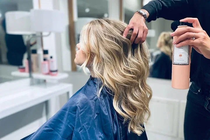 Slingning eller färgning inkl. inpackning, klippning och styling