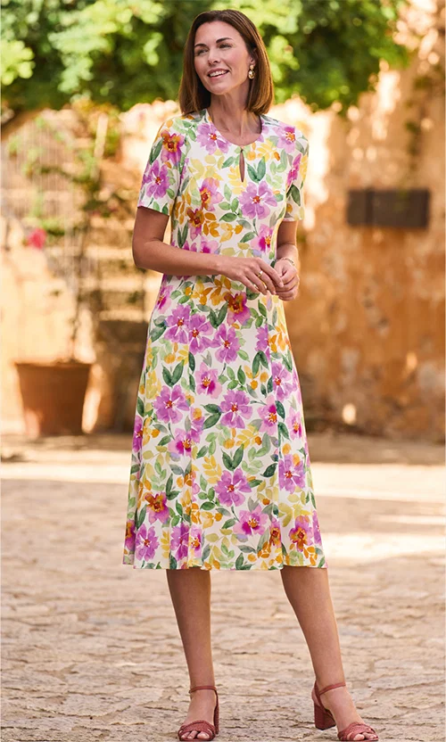 Pretty short-sleeved dress inspired by English country gardens