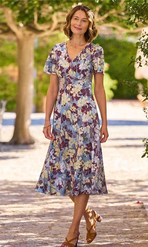 Sophisticated floral dress, made from a soft crease-free woven fabric