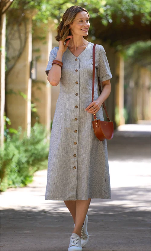 Button-through dress, rich in naturally breathable cotton and linen
