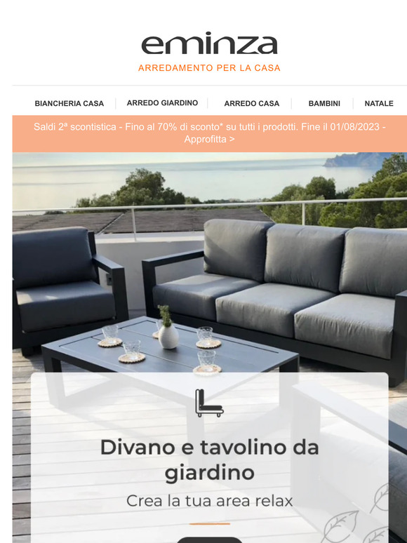 Divano da giardino e tavolino per i momenti di relax