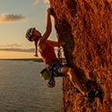 Klettern am Fels über dem Meer von Menorca
