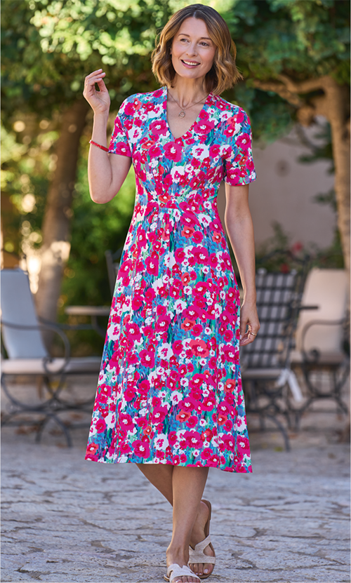 Beautiful v-neck dress in easy-to-wear jersey