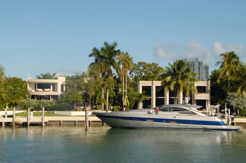Star Island coast with boat and two beige homes