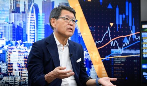 Buffett spurs Japan activist pioneer to seek $2 billion for fund