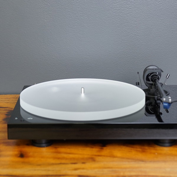 Close up view of the tone arm on the Pro-Ject X1B Turntable