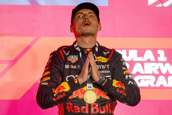 AdHouse: Diepe buiging voor wereldkampioen Max Verstappen: ‘Een van de