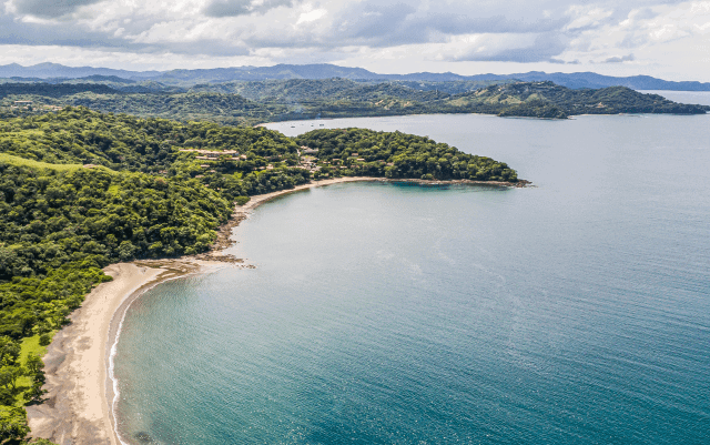 Lush shoreline in Peninsula Papagayo