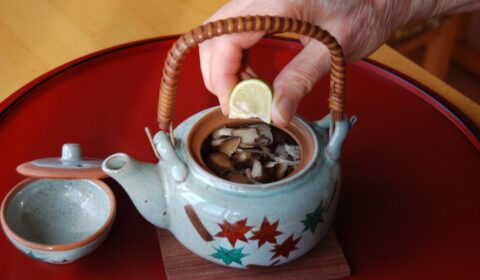 Here’s the tea on traditional  teapot-steamed mushrooms