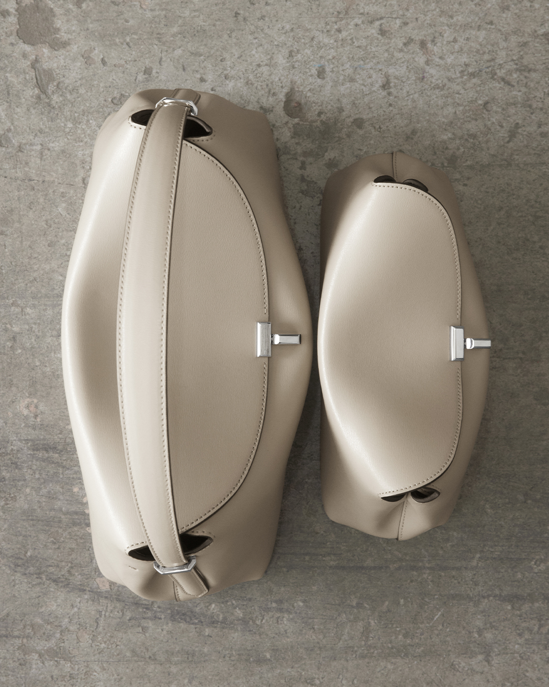 お洒落さんに人気ブランド【TOTEME】T-Lock clutch fawnバッグ T-Lock leather clutch fawn – TOTEME