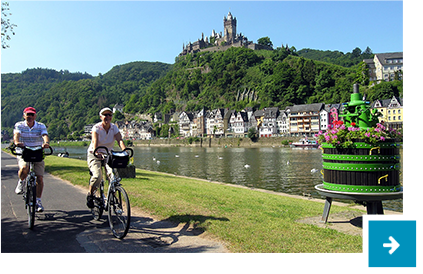 Radfahrer entlang der Mosel in Cochem.
