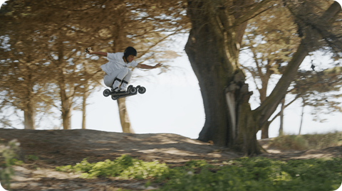 Skwheel electric ski boasts a patented advanced pivot system that replicates skiing