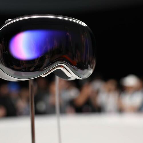 Buying an Apple Vision Pro Requires an iPhone or iPad for Face Scans