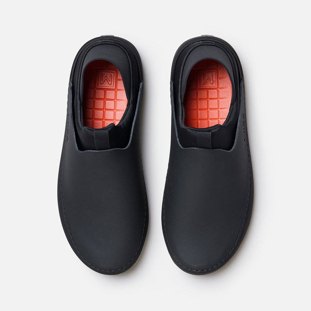 MISE Relaxed kitchen shoes toe down view