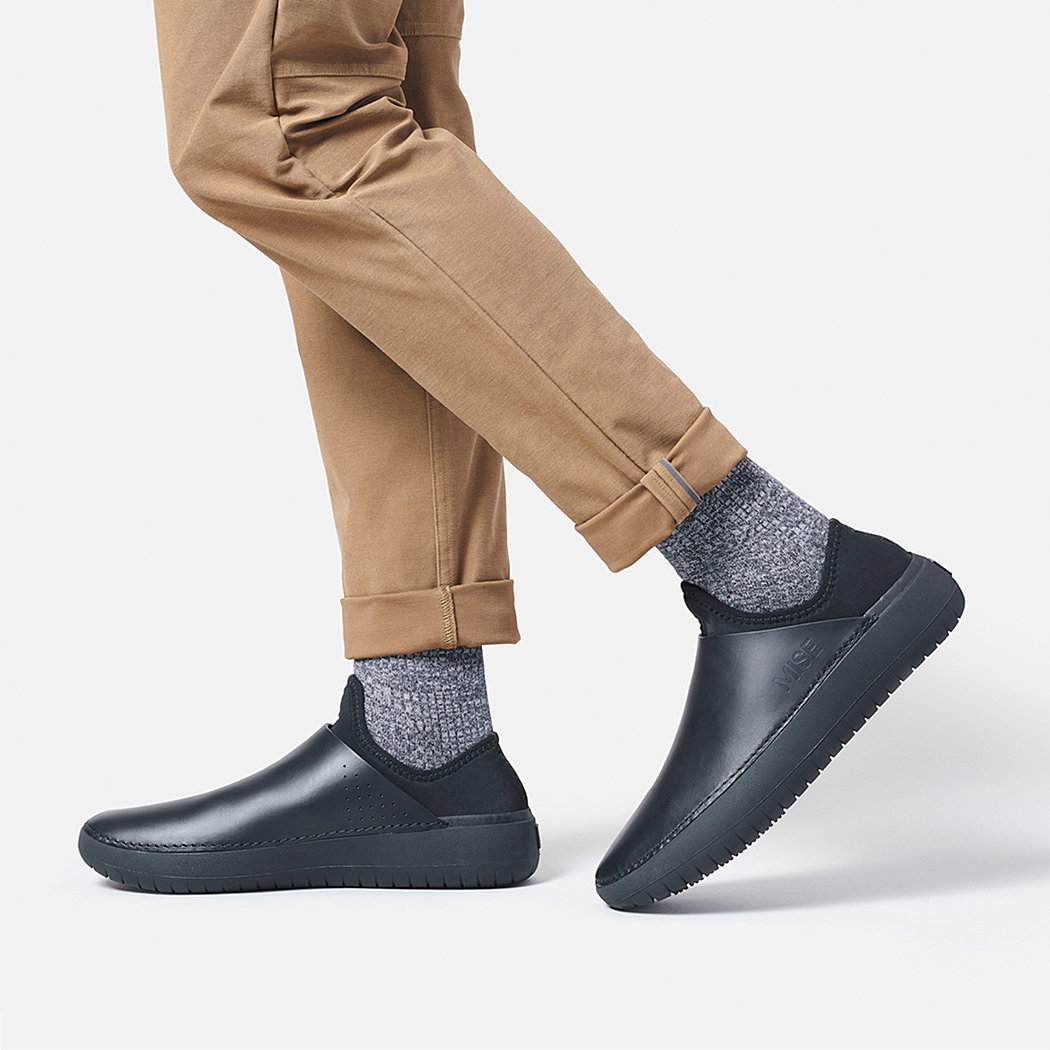 MISE Standard kitchen shoes on foot