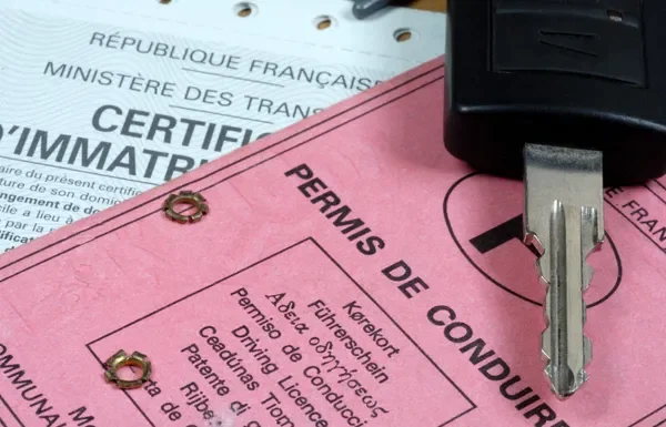Deux pétitions contre la fin du permis de conduire  à vie 