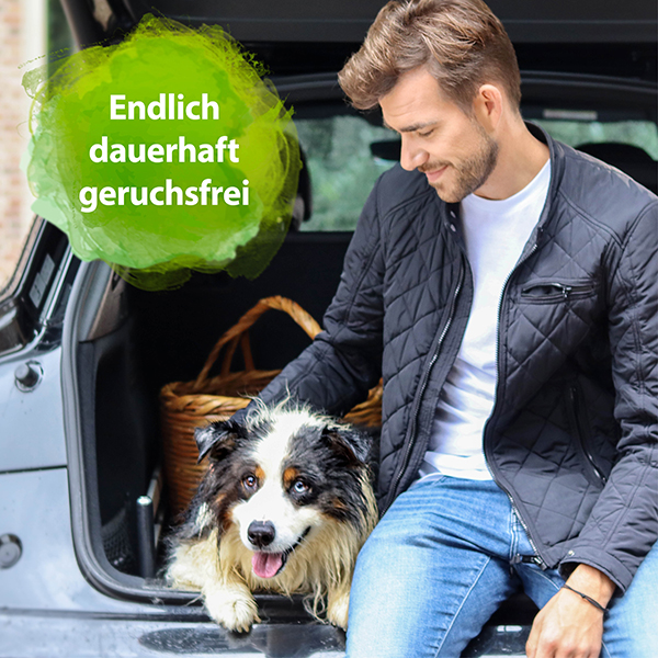 Hund und Herrchen im Kofferraum