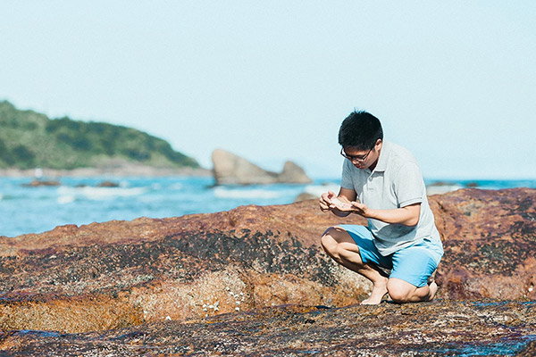 Yang Li studies granites and basalts along the coastline around Boao, Hainan, China