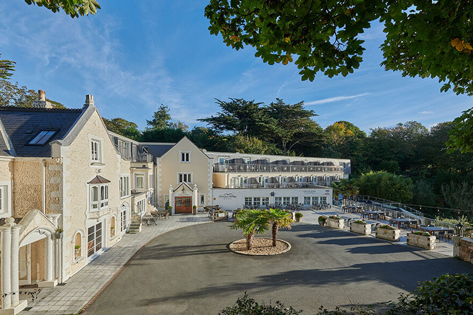 image of large sweeping front driveway