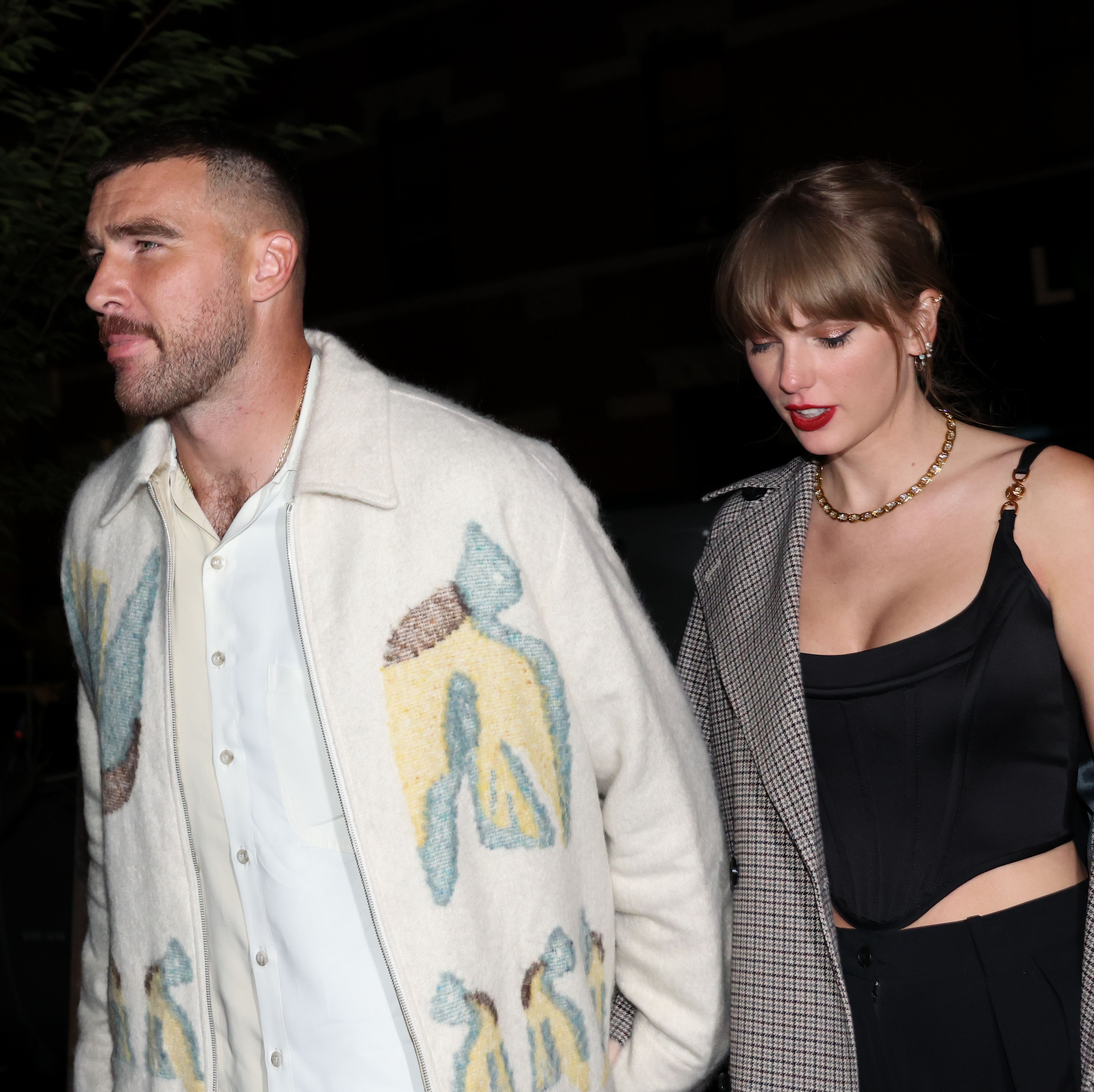 Cosmopolitan: Taylor Swift And Travis Kelce Make Out In The Ocean In ...