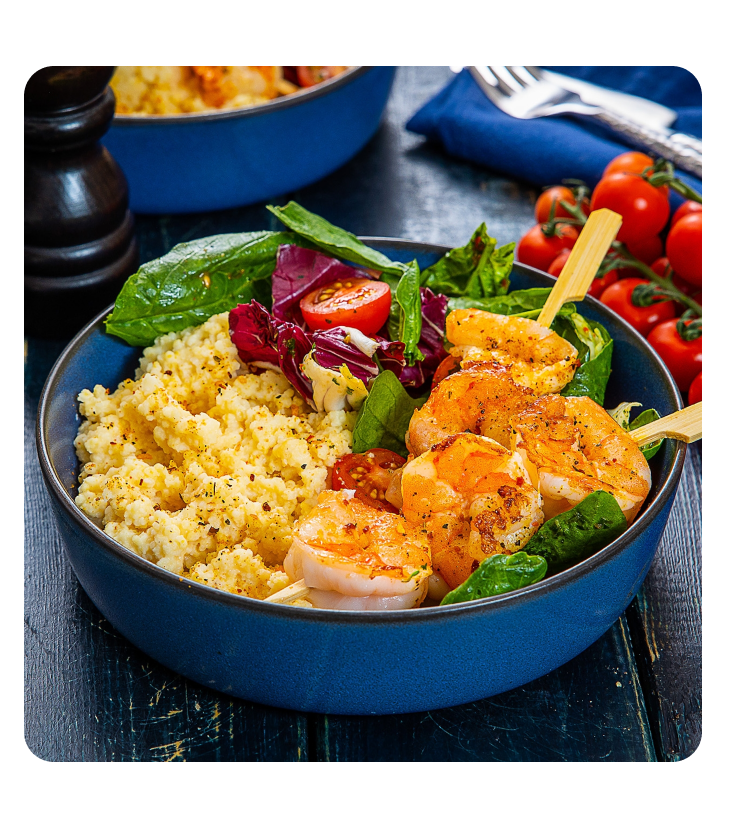 Шашлычки из тигровых креветок с лёгким микс-салатом и кускусом с кукурузным соусом