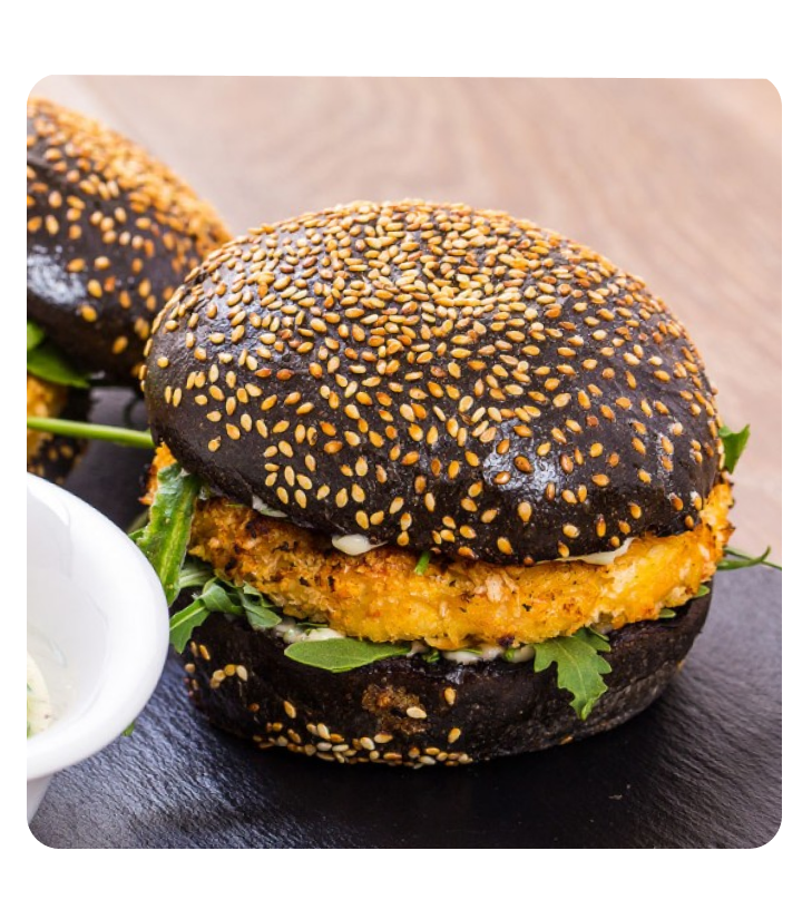 Крабсбургер с мясом краба и тигровыми креветками с рукколой и салатом чука в ореховом соусе