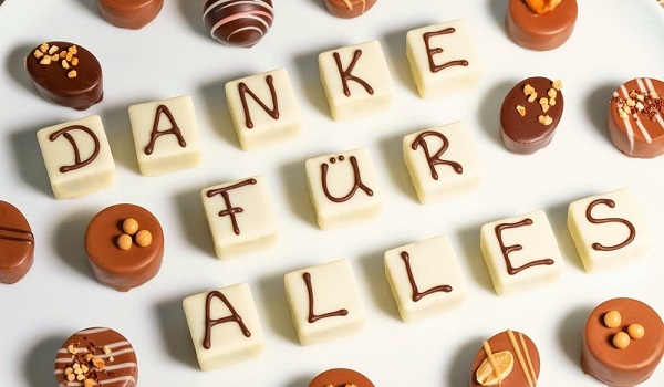 Stimmungsbildmit mit Buchstabenpralinen: DANKE FÜR ALLES