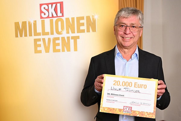 SKL-Millionenevent Der Gewinner des 2. Platzes freut sich über seinen Gewinnscheck