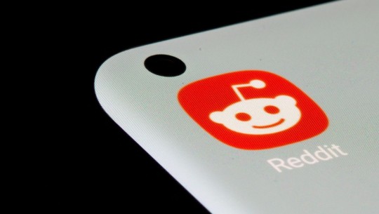 The Reddit icon in the corner of a smartphone screen