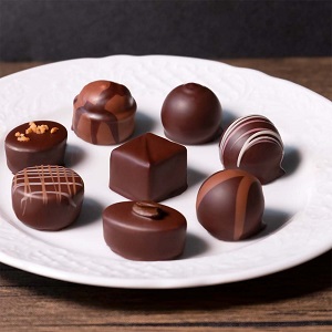 Stimmungsvolles Bild mit den Pralinen der Zart & Bitter Kollektion