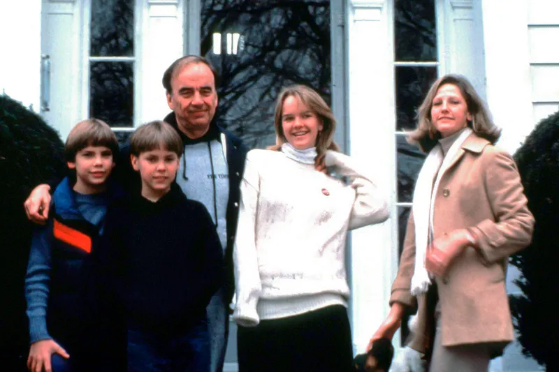 Rupert Murdoch pose avec son ex-femme Anna Murdoch et leurs enfants Lachlan Murdoch, James Murdoch et Elisabeth Murdoch dans leur maison à New York en 1989.  