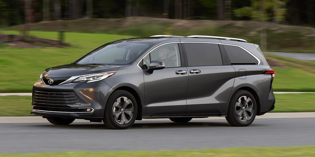 2025_Toyota_Sienna_018.jpg
