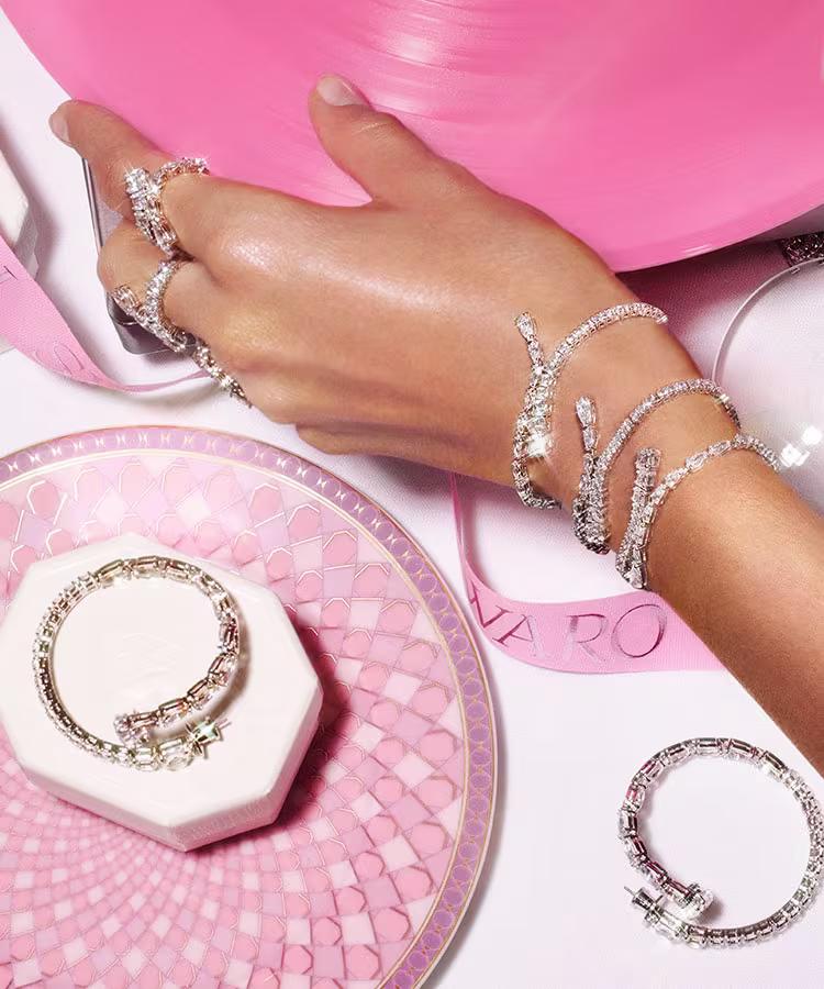 Selezione di bracciali Matrix indossati dalla modella e piatto Rosenthal rosa