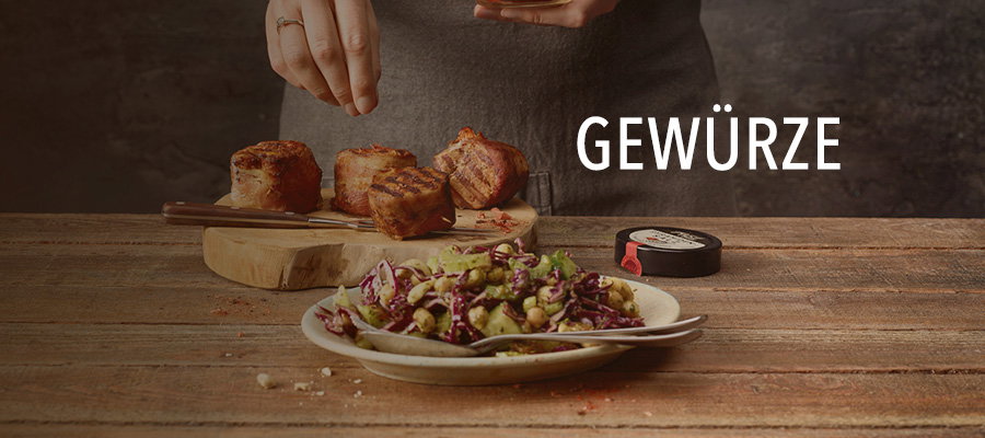 Fleisch und Salat wird gewürzt Text: Gewürze