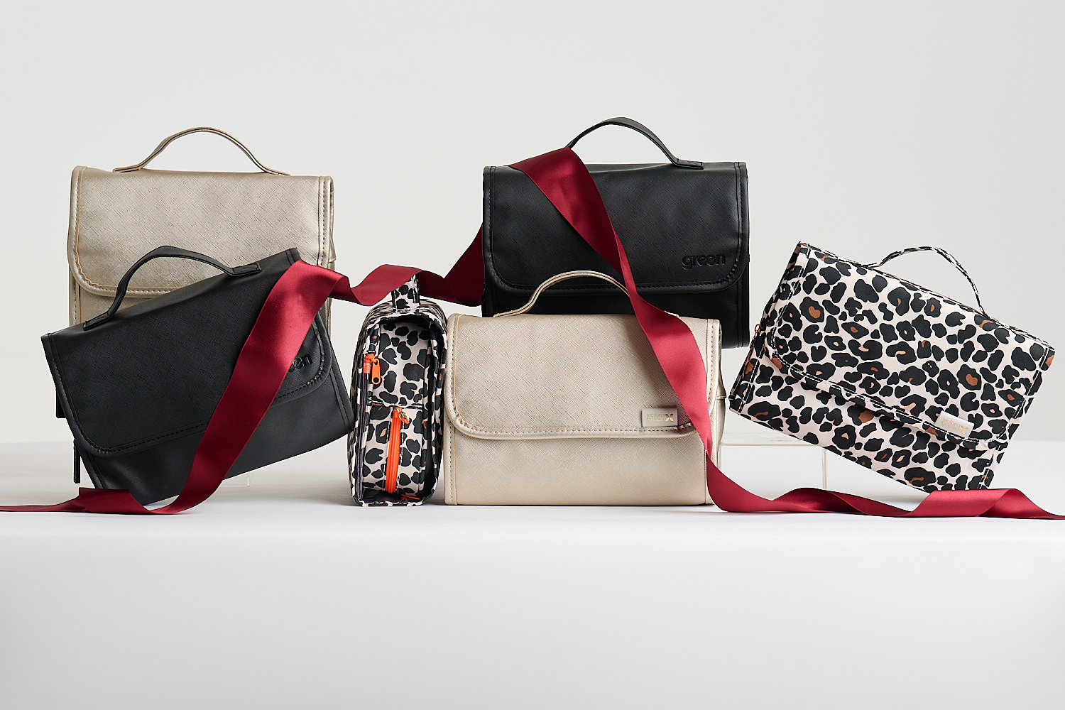 A COLLECTION OF WASH BAGS AND MAKEUP BAGS