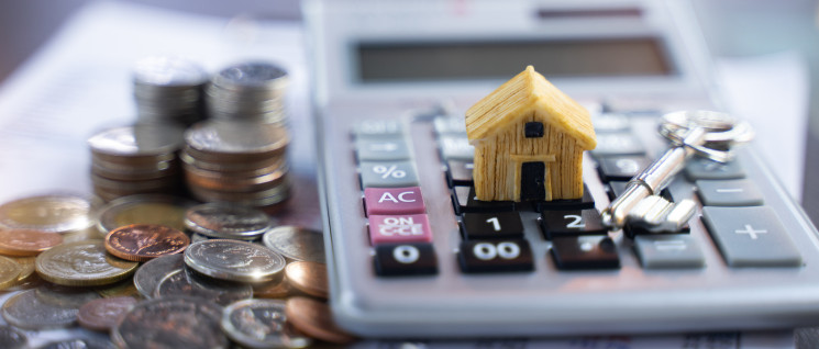Une petite maison sur une calculatrice figurant les économies pouvant être réalisées