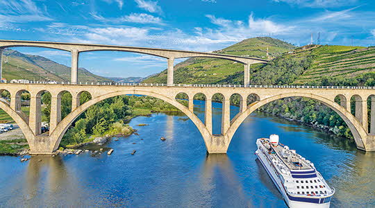 Pont dans la vallee du Douro au Portugal, bâteau de croisiere sur riviere
