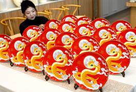Chinezen ruilen bij start van het nieuwe jaar de draak in voor de slang: ‘En dat is best een goed teken’