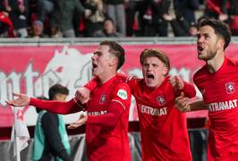 Daan Rots schiet FC Twente naar tussenronde en laat Grolsch Veste ontploffen: ‘Ik wist dat hij ging vallen’
