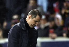 Feyenoord-trainer Brian Priske ‘boos’ en ‘teleurgesteld’ na pak slaag in Lille: ‘Onacceptabel’