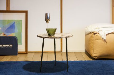 Une table d'appoint en marbre à l'apparence gracile et aérienne