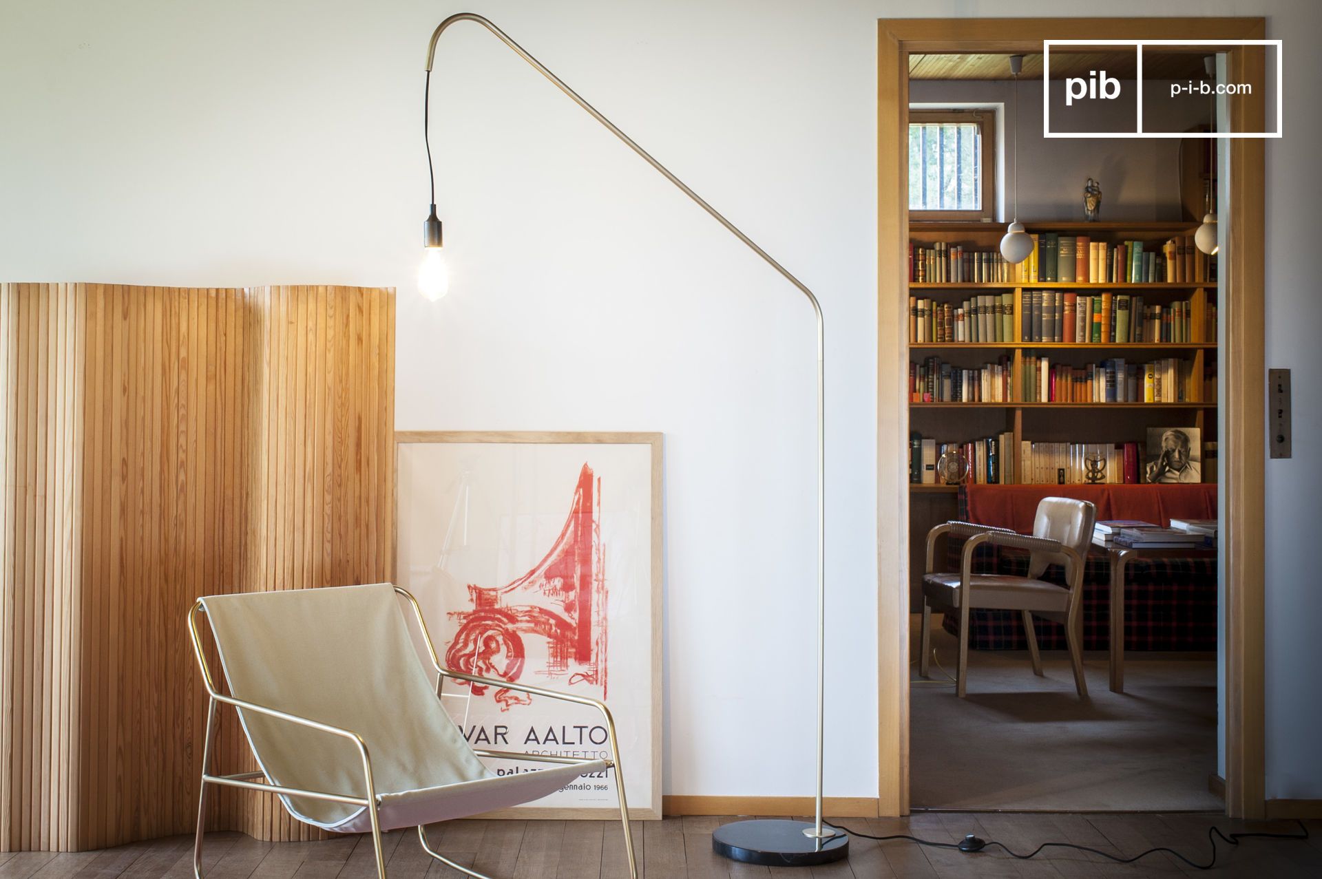 L'élégance vintage d'un lampadaire graphique mariant marbre et métal
