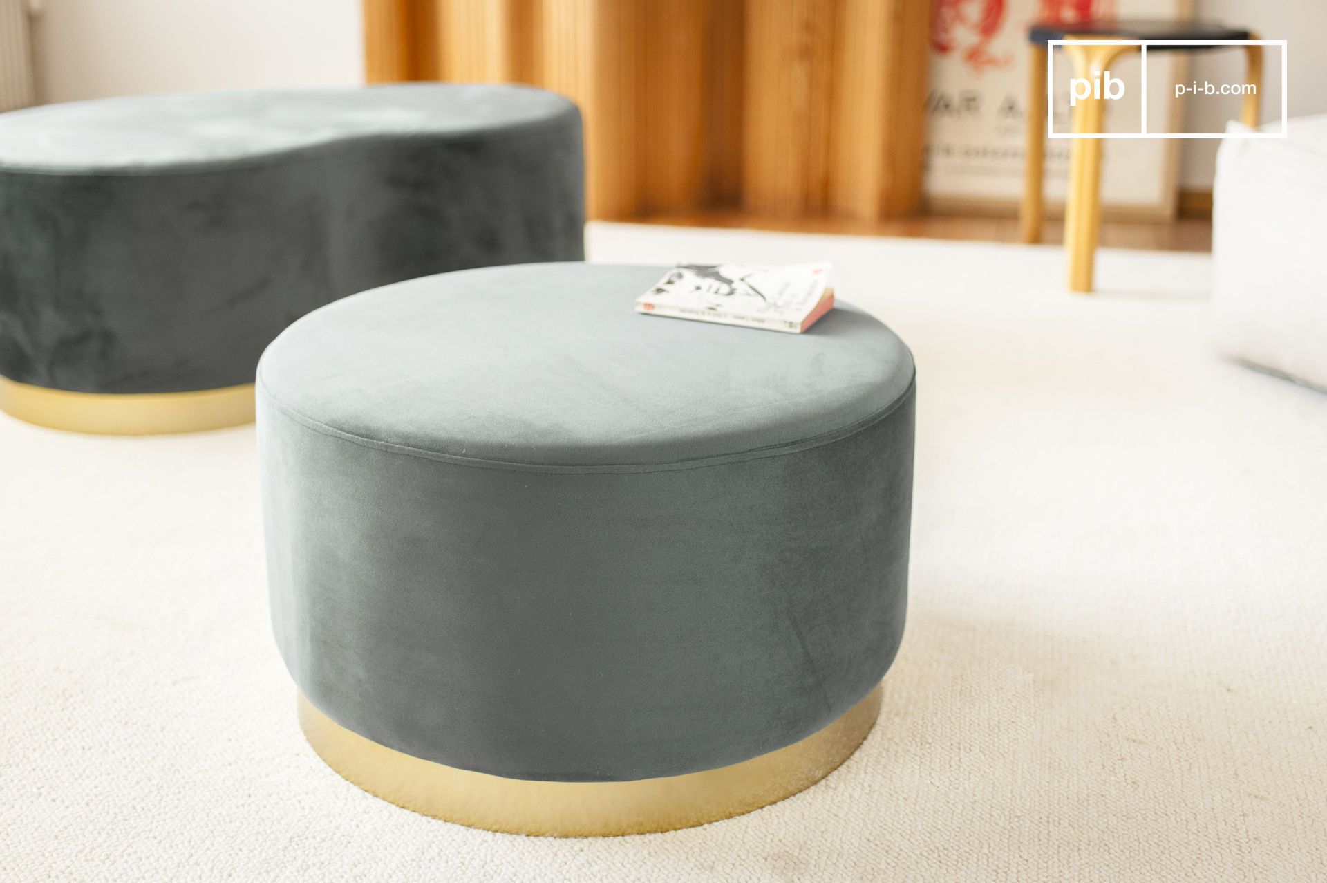 Le charme art déco d'un pouf alliant laiton doré et velours doux