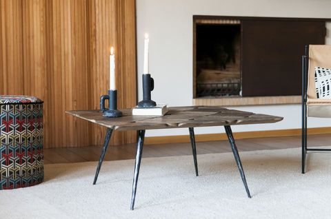 Une élégante table basse au plateau en damier de bois blond
