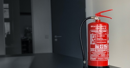Feuerlöscher steht im Vordergrund