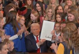 Trump bant transgender personen uit vrouwensport met decreet